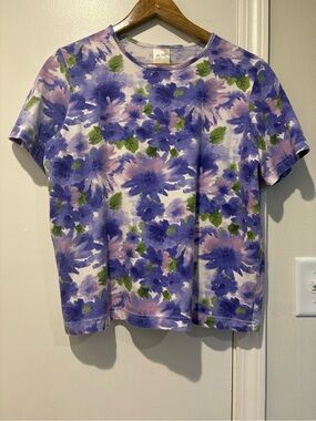 Feminine, coquette Blair Short-Sleeve Floral Graphic Tee - Purple & Green